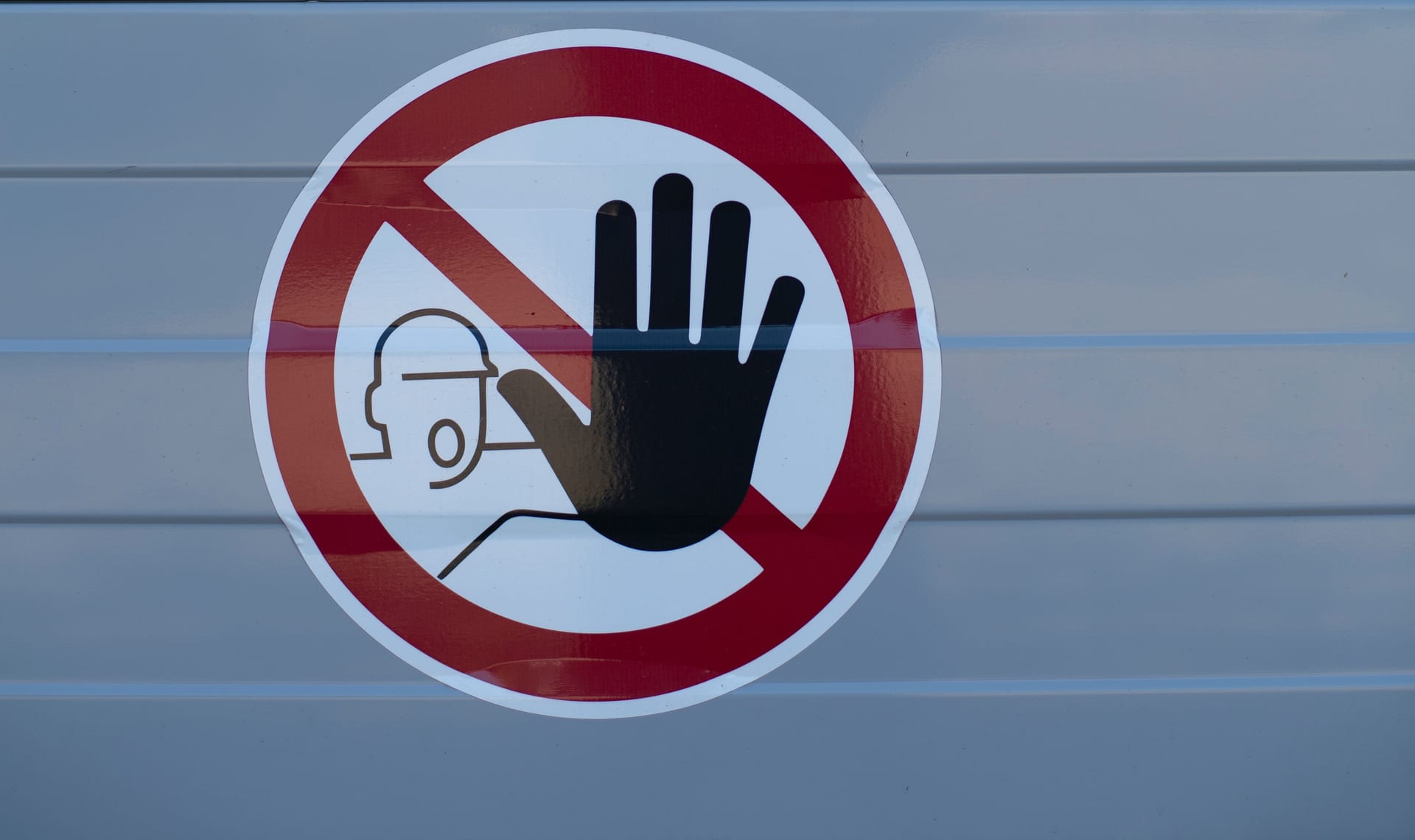 Alert sign with a hand holding up 5 fingers